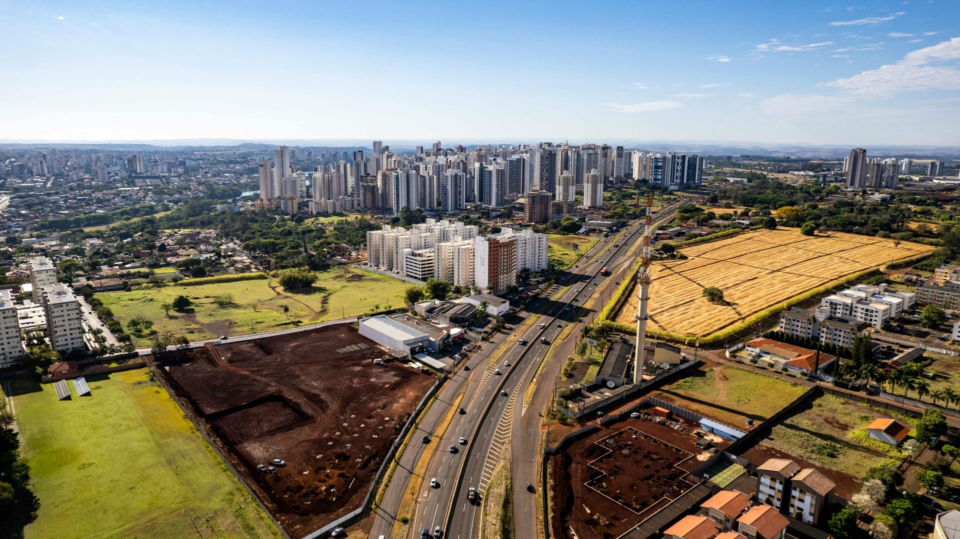 Atemberaubende Luftaufnahme des Stadtbilds von Londrina in Paraná, Brasilien, bei klarem Himmel.